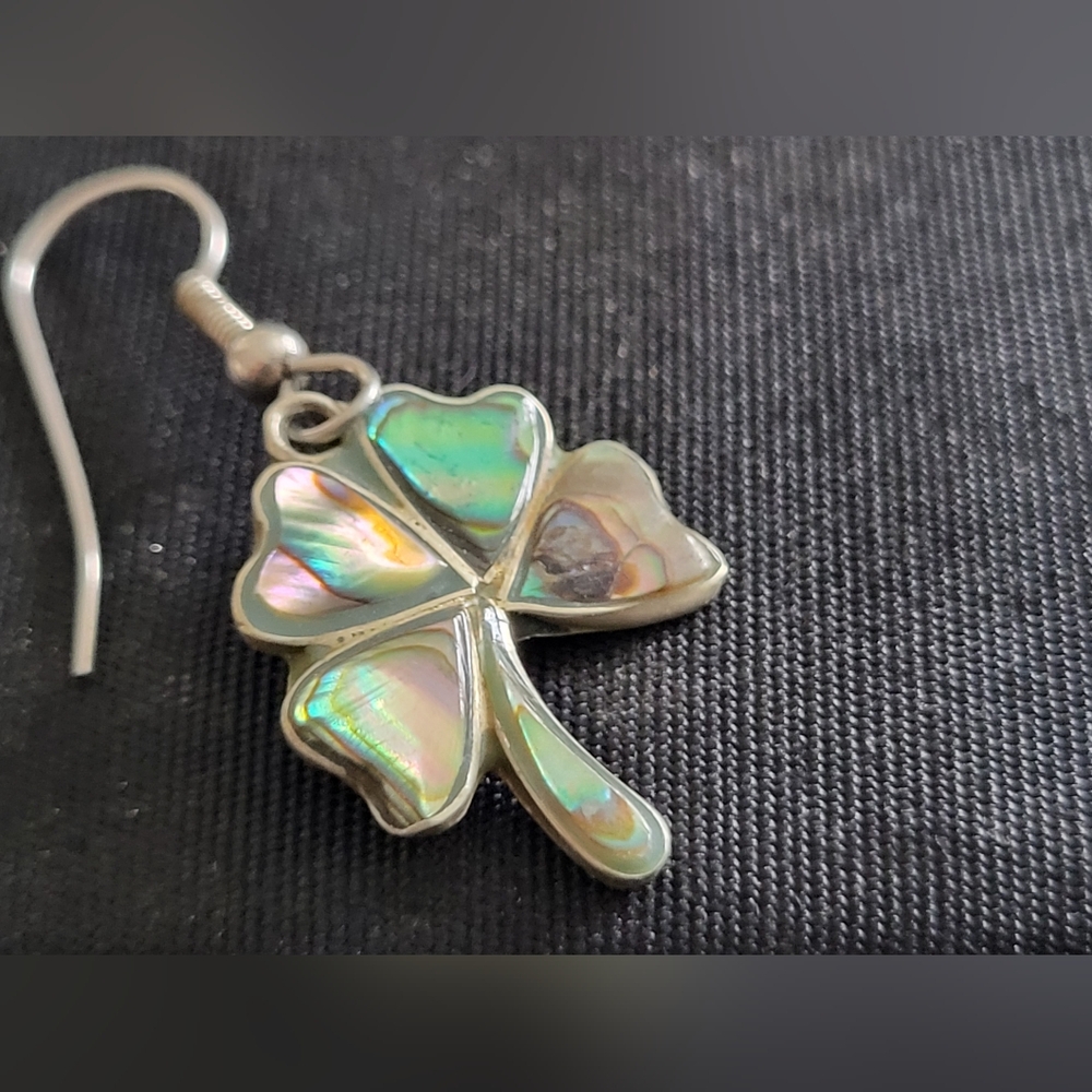 4/$20 🌟Assortment of dangling earrings mismatched.